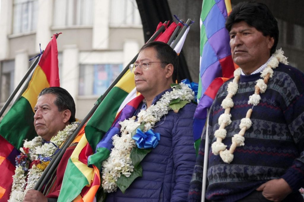 David Choquehuanca, Luis Arce y Evo Morales durante una concentración en La Paz. Foto: AFP.