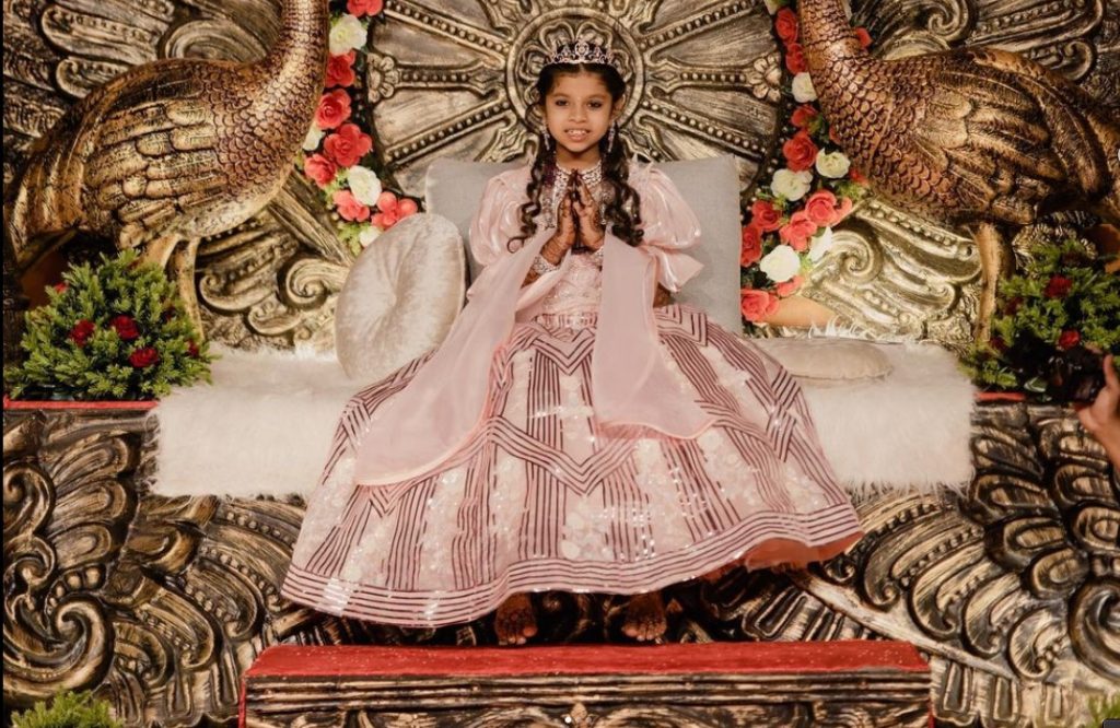 Devanshi Sanghvi, la niña india que ingresó esta semana en una estricta orden religiosa. Foto: AFP