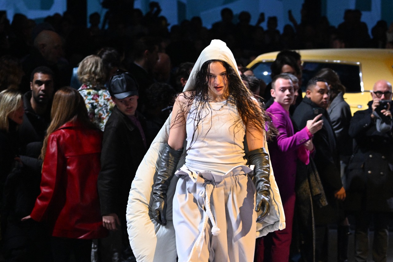 Rosalía sale 'coroná' de París con un espectacular desfile de Louis Vuitton