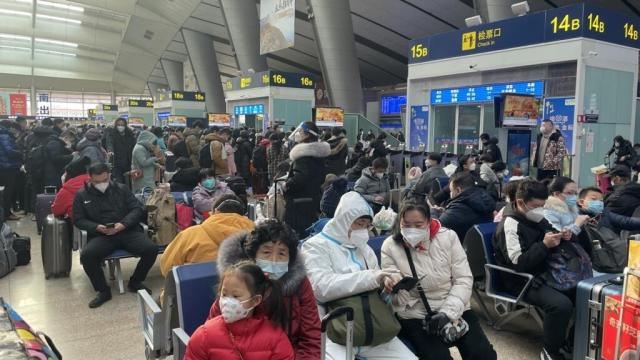 Miles de pasajeros en la estación del tren procedente de Shanghái con destino Wuhan a su paso por Nantong, en la provincia china de Jiangsu, el 20 de enero de 2023. Foto: RFI.