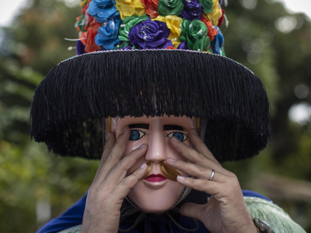 Un participante de la fiesta de San Sebastián en Diriamba, Nicaragua, se prepara para el baile tradicional 'El Toro Huaco', el 19 de enero de 2023. Foto: AFP.