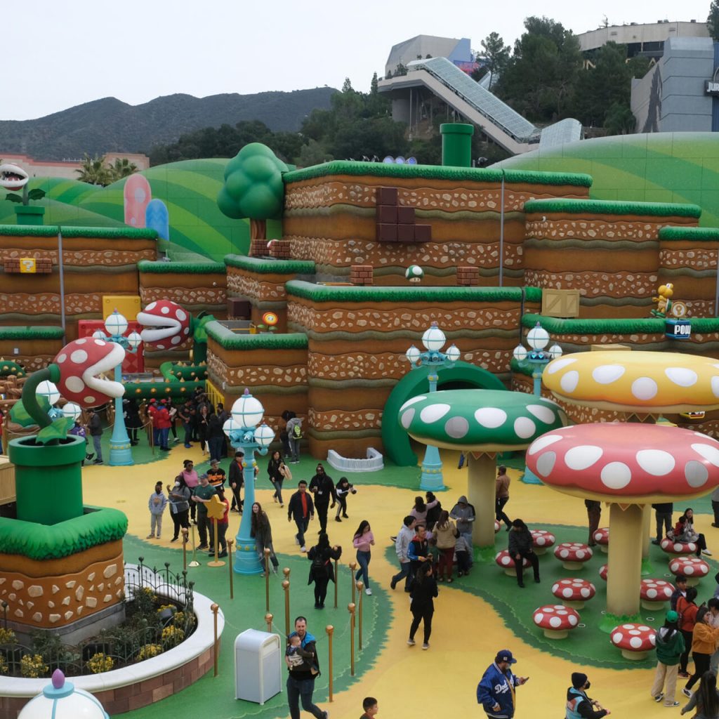 Visitantes exploran "Super Nintendo World", la atracción dedicada al universo de videojuegos de "Super Mario", en el parque de diversiones Universal Studios en Los Ángeles, el 13 de enero de 2023. Foto: AFP.