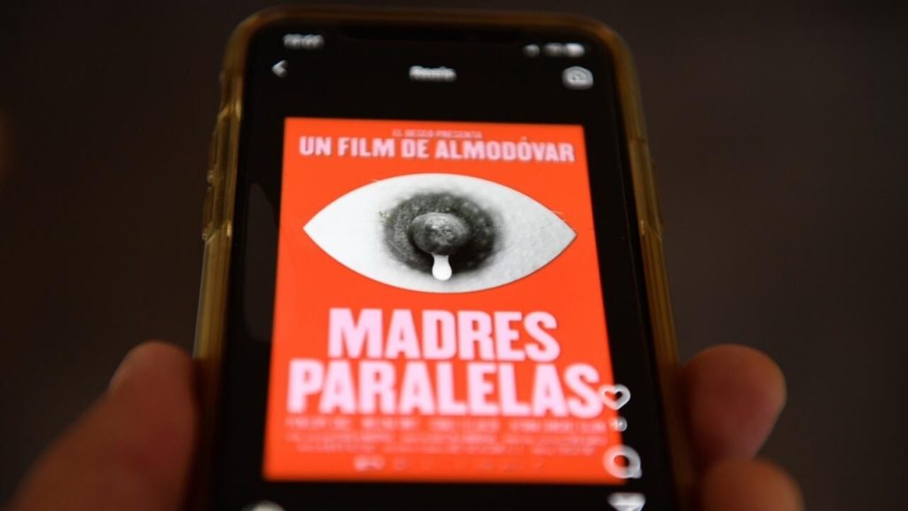 En agosto de 2010, Instagram se disculpó tras la breve retirada de publicaciones que compartían el cartel de la próxima película del español Pedro Almodóvar, 'Madres Paralelas"', que muestra un pezón del que cuelga una gota de leche. Ilustración realizada en Madrid el 10 de agosto de 2021. Foto: AFP.