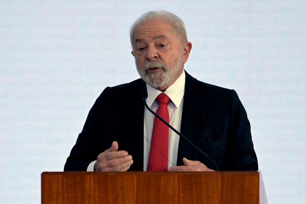 Lula destituye al jefe del Ejército de Brasil.