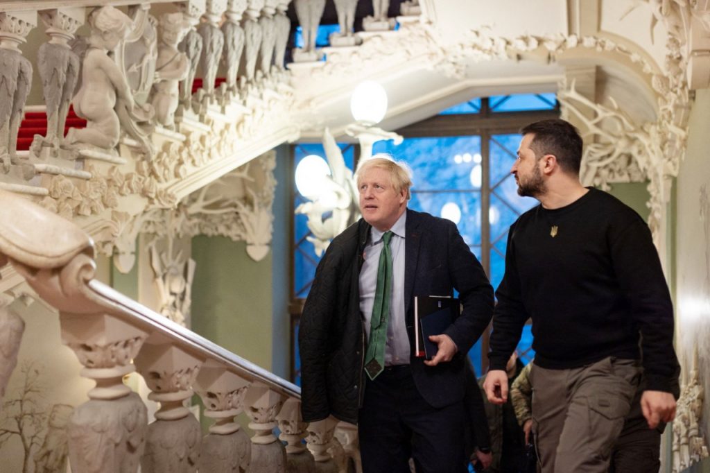 Boris Johnson se reúne con Zelenski en una visita sorpresa a Ucrania.