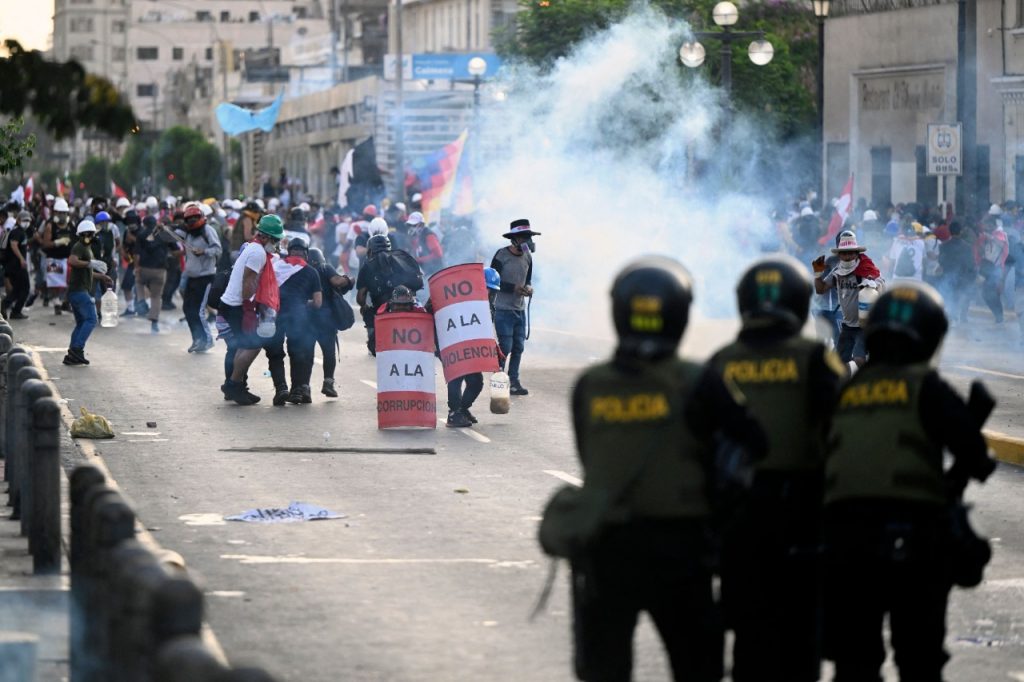 La presidenta de Perú, Dina Boluarte, arremetió contra los manifestantes que exigen su renuncia y elecciones inmediatas.
