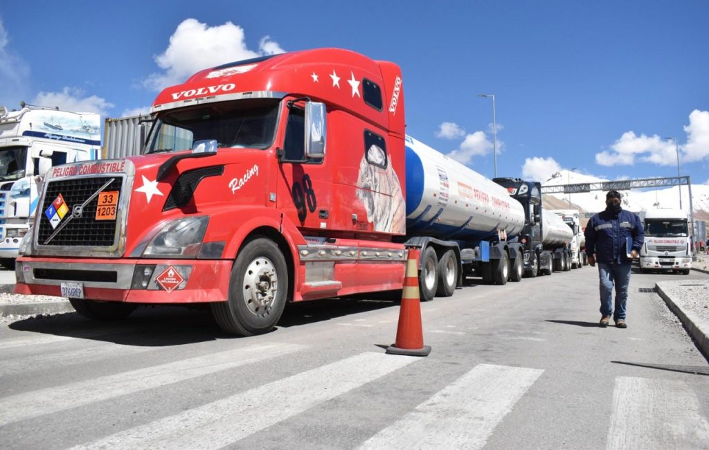 Camiones con combustibles importados de ultramar por Chile.