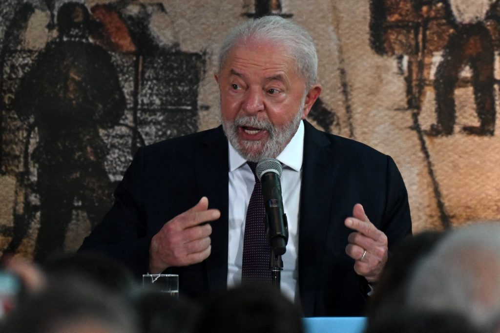 Lula alerta que las 'tentaciones autoritarias' amenazan la democracia.