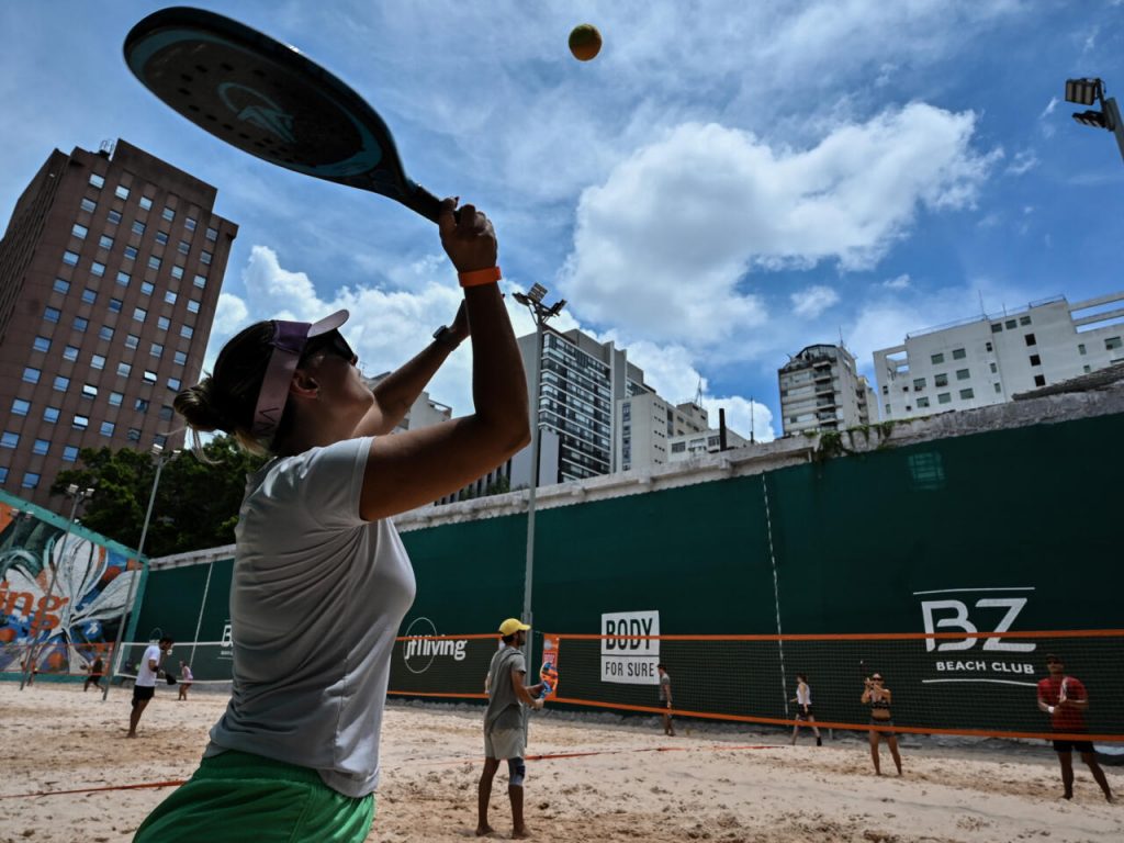 El boom del beach tennis en Sao Paulo -que no tiene playas- es una nueva alternativa de entretenimiento para las clases media y alta de la metrópoli brasileña. Foto: AFP.