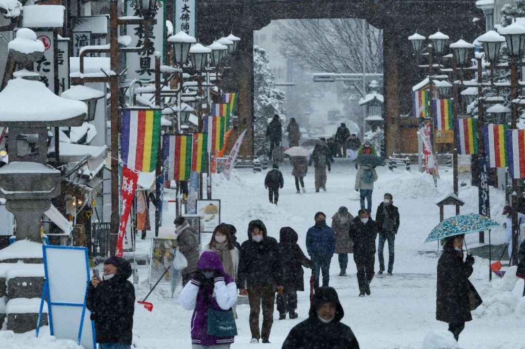 La población de Japón pasa bajas temperaturas y tormentas de nieve. Foto: AFP