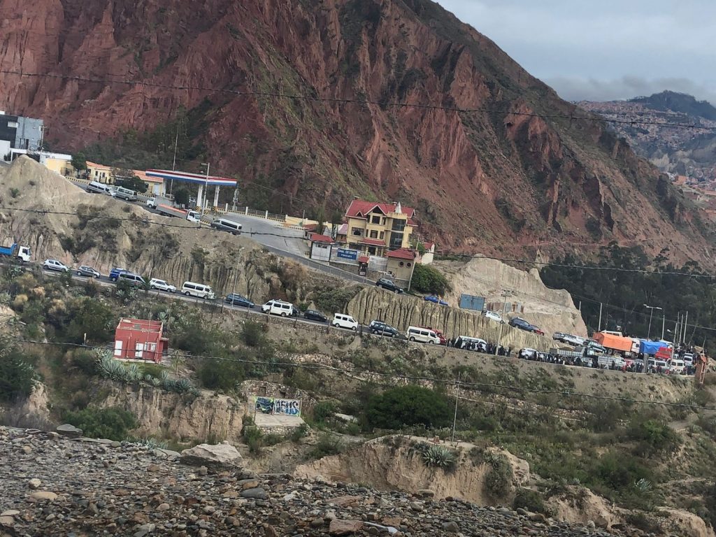 Una vista panorámica de la carretera La Paz - Mallasa que refleja el congestionamiento vehicular. Foto: AMUN