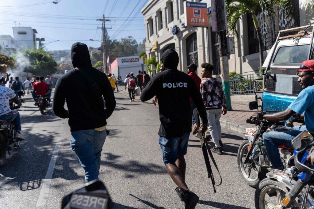 Al menos seis policías muertos en enfrentamientos con una pandilla en Haití.