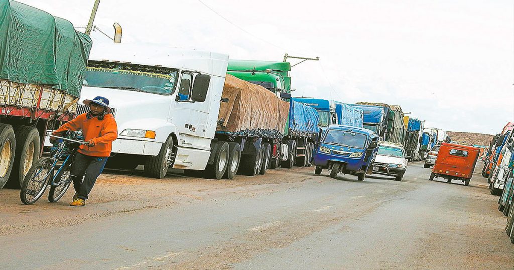 El transporte boliviano de carga está parado en las carreteras, debido al problema en Perú.