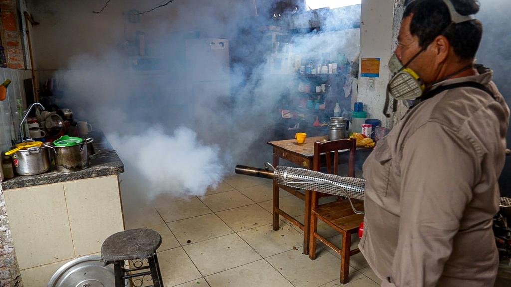 Personal de la Gobernación de Santa Cruz fumiga viviendas para frenar al dengue.