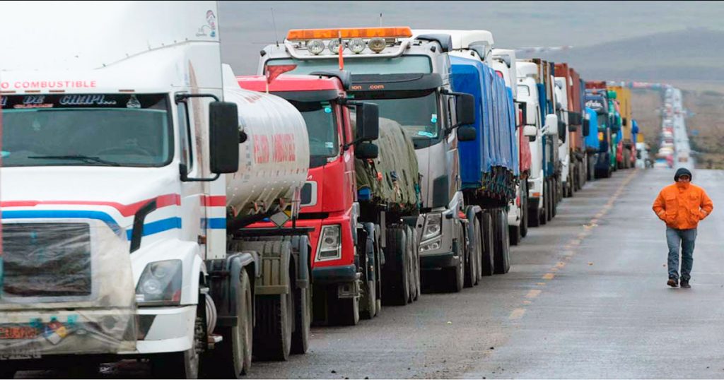 Los conflictos en el vecino país, con miles de camiones varados, generan pérdidas en el sector del transporte del país.
