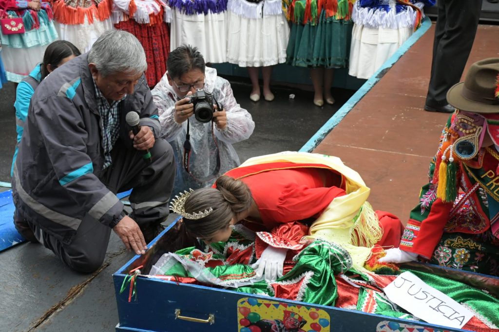 La Reina del Carnaval chapaco despierta al pepino con un beso. Foto: APG