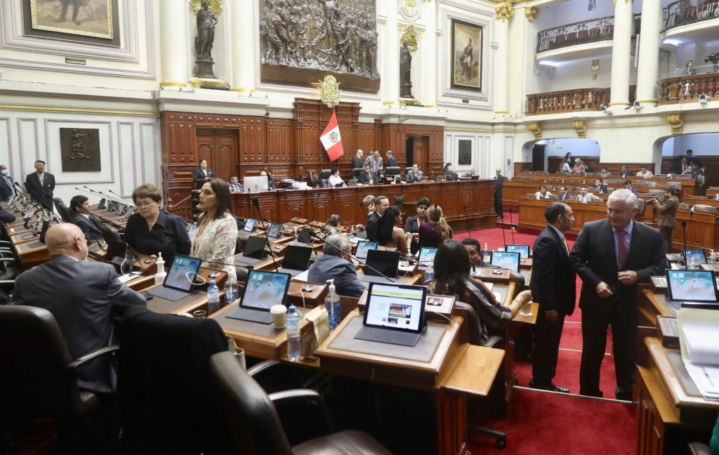 Parlamento de Perú suspende debate de adelanto de elecciones.