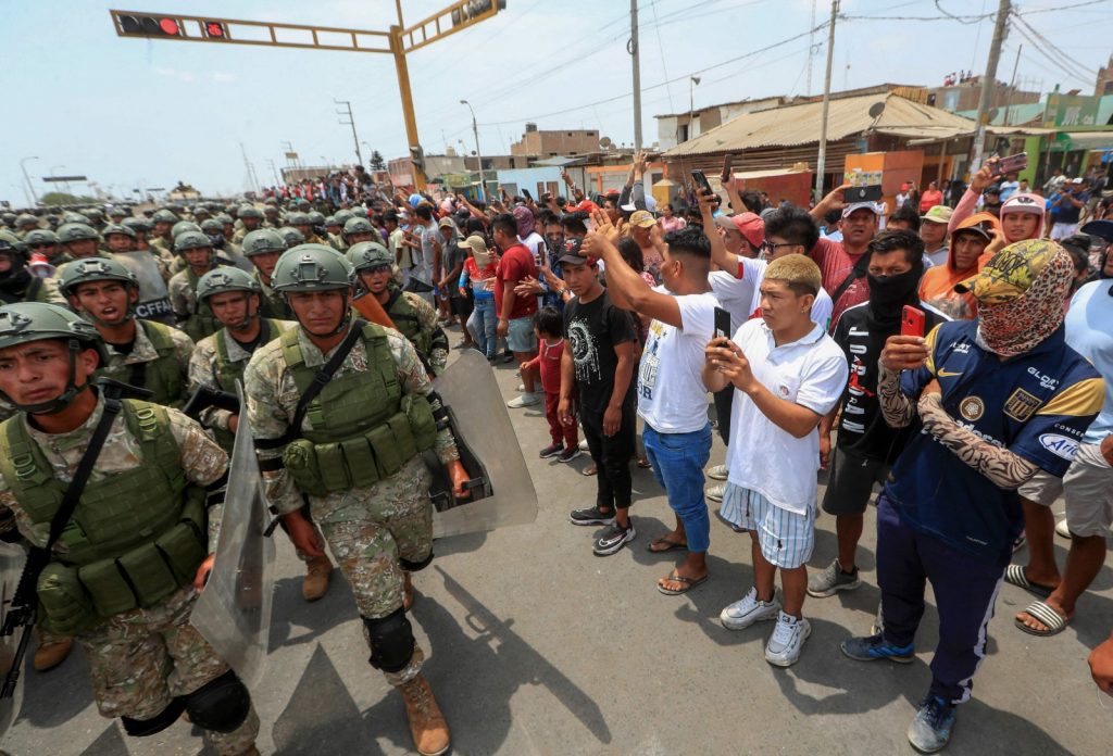 La OEA pide elecciones en Perú, preocupada por 'uso excesivo de fuerza'.