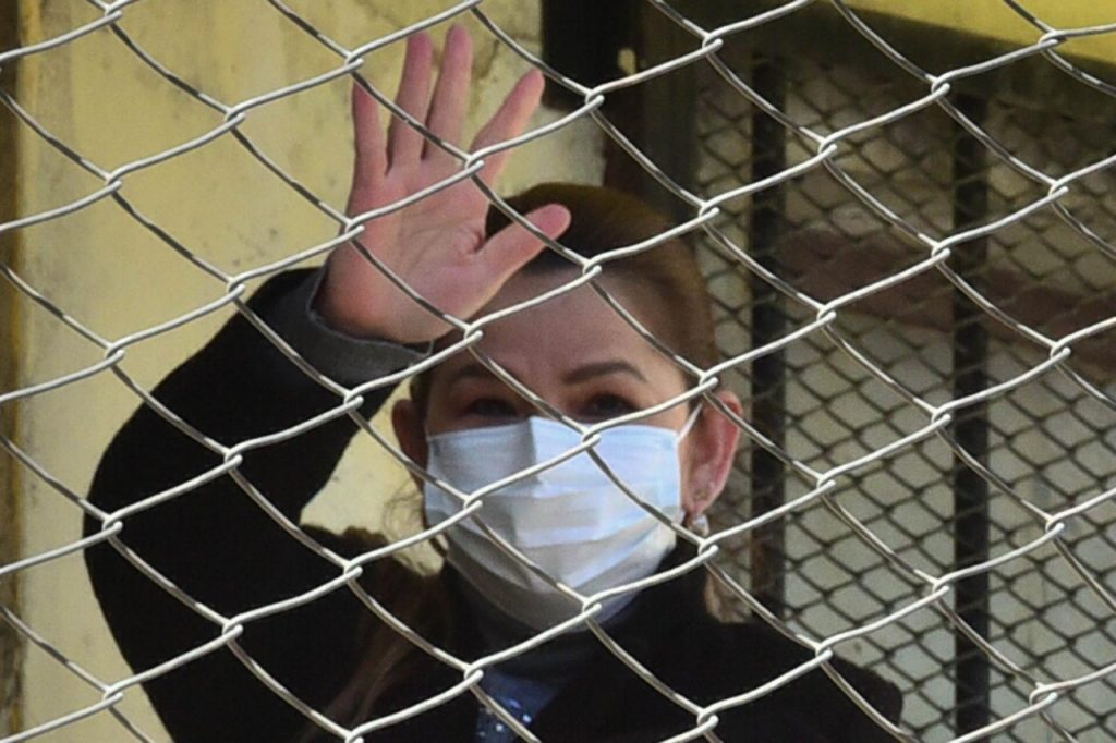 Jeanine Áñez es vista detrás de los muros de la cárcel de Miraflores. Foto: Álvaro Valero-archivo