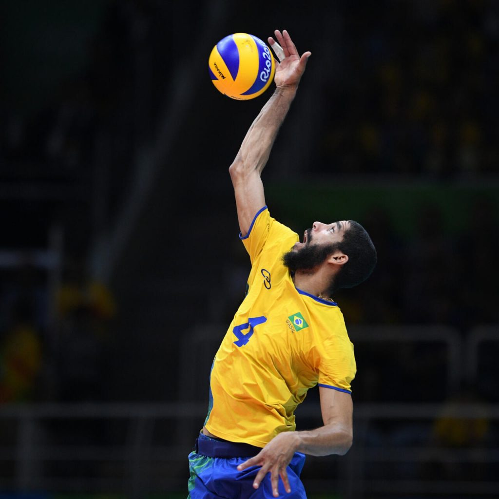 El voleibolista brasileño Wallace Leandro de Souza sirve en el partido ante Italia por la medalla de oro de los Juegos Olímpicos de Rio, el 21 de agosto de 2016. Foto: AFP.
