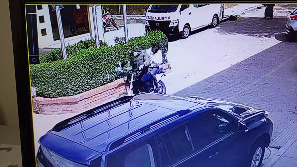 La imagen de la cámara de seguridad muestra una motocicleta en la que aparenteme huyó el reo.