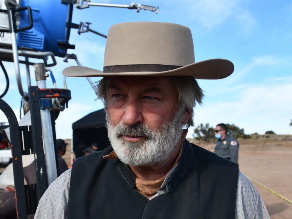 Alec Baldwin en el set en el cual se rodaba la película de vaqueros 'Rust' en octubre de 2021. Foto: AFP.