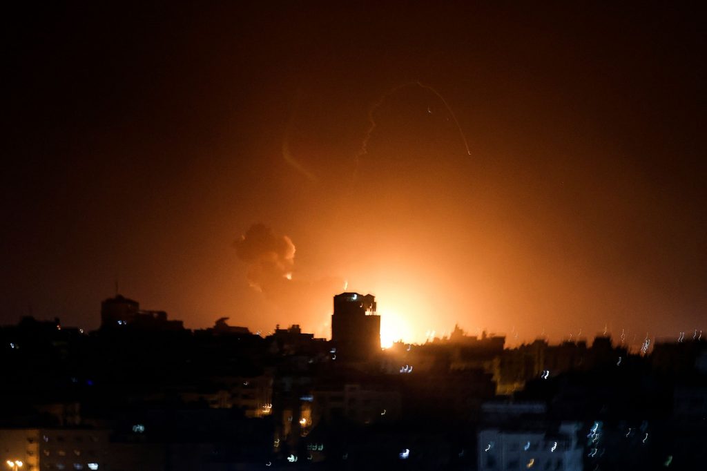 Israel ataca Gaza en represalia por el lanzamiento de cohetes.