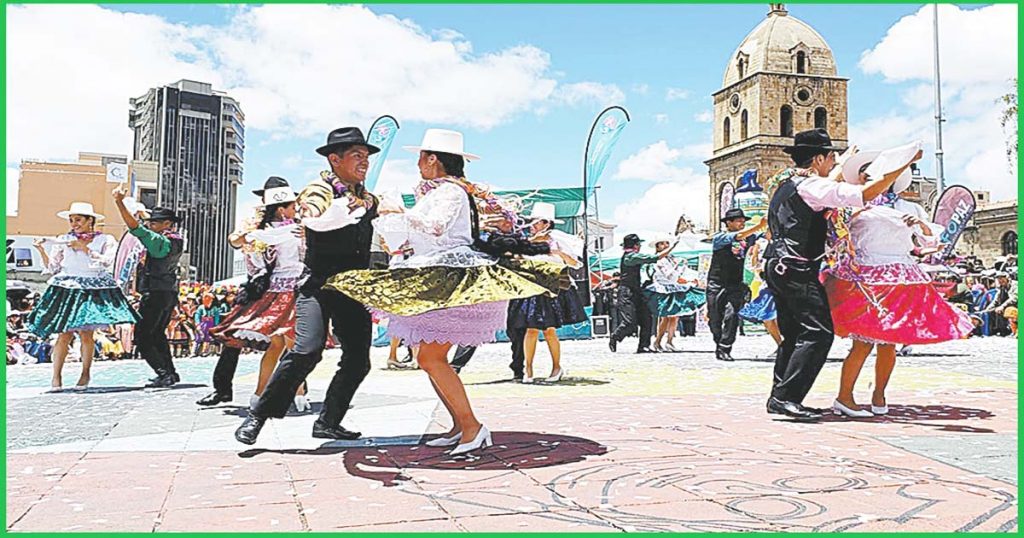 VARIEDAD. Fueron 15 danzas presentadas por Bafopaz, en La Paz.