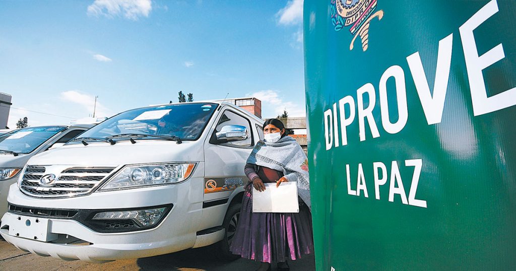 La unidad policial, después de un proceso de investigación recuperó un minibus robado en la ciudad de El Alto.