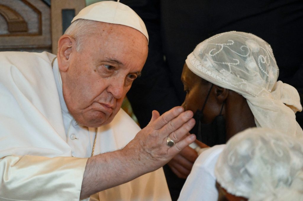 El Papa clama 'vergüenza' por las 'fuerzas externas e internas'.