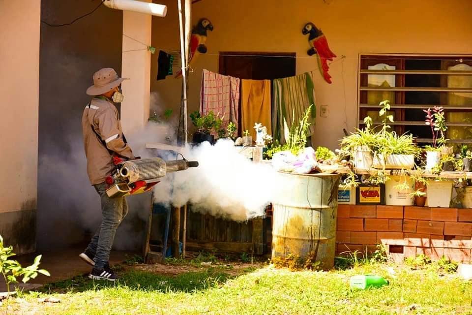 Funcionarios fumigan una de las casas para evitar la proliferación del mosquito que trasmite el dengue. Foto: Archivo