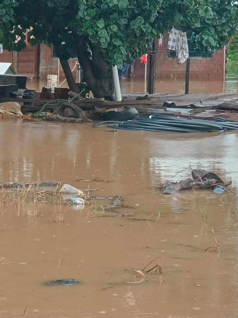 Al menos 200 familias fueron evacuadas de sus viviendas a causa de las inundaciones. Foto: Canal 14-Cuatro Cañadas