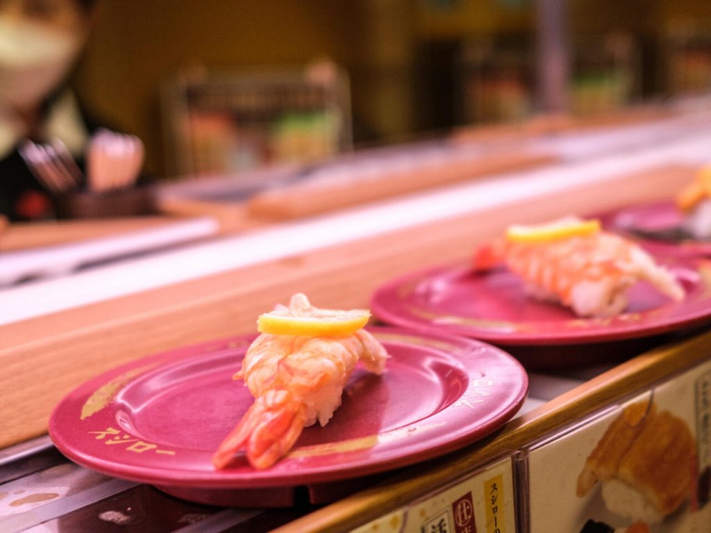Unos platos de sushi colocados en una cinta transportadora de un restaurante de Tokio el 3 de febrero de 2023. Foto: AFP.