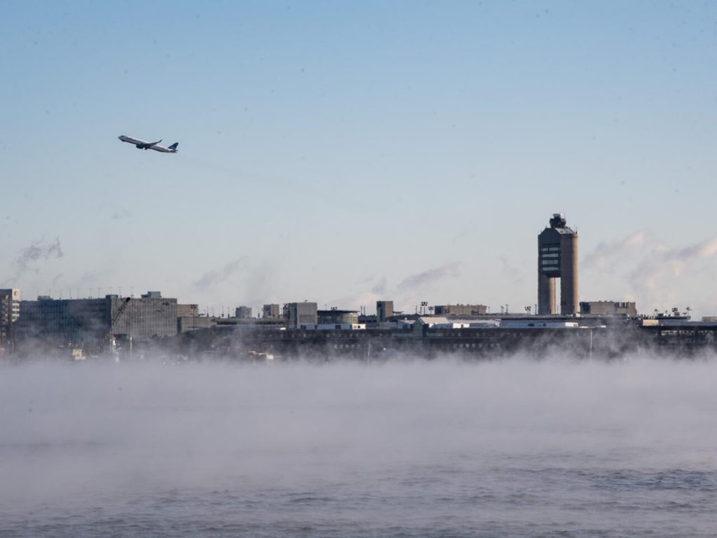 Vapor de agua en el puerto de Boston debido a temperaturas extremadamente frías, el 4 de febrero de 2023. Foto: AFP.