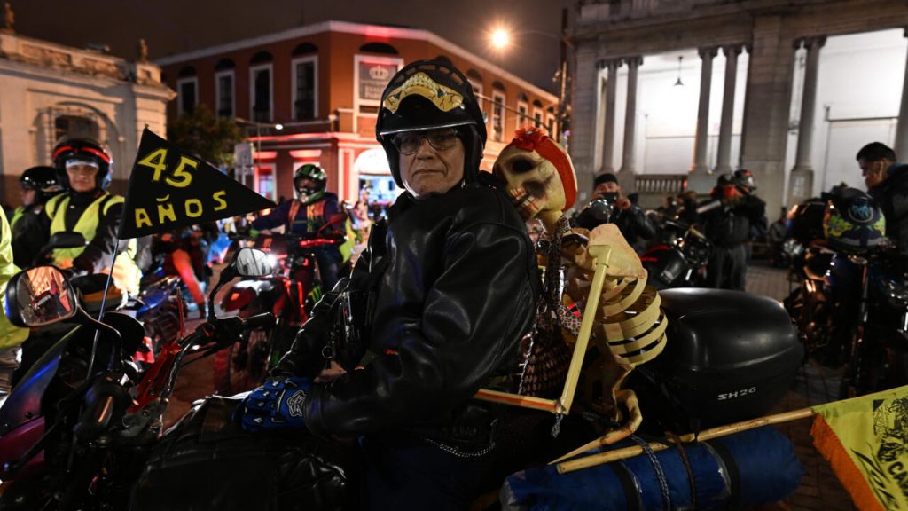 Ciclistas participan en la "Caravana del Zorro" desde la Plaza de la Constitución en la ciudad de Guatemala hasta Esquipulas, 222 km al este, para ver la imagen del Cristo Negro, el 4 de febrero de 2023. Foto: AFP.