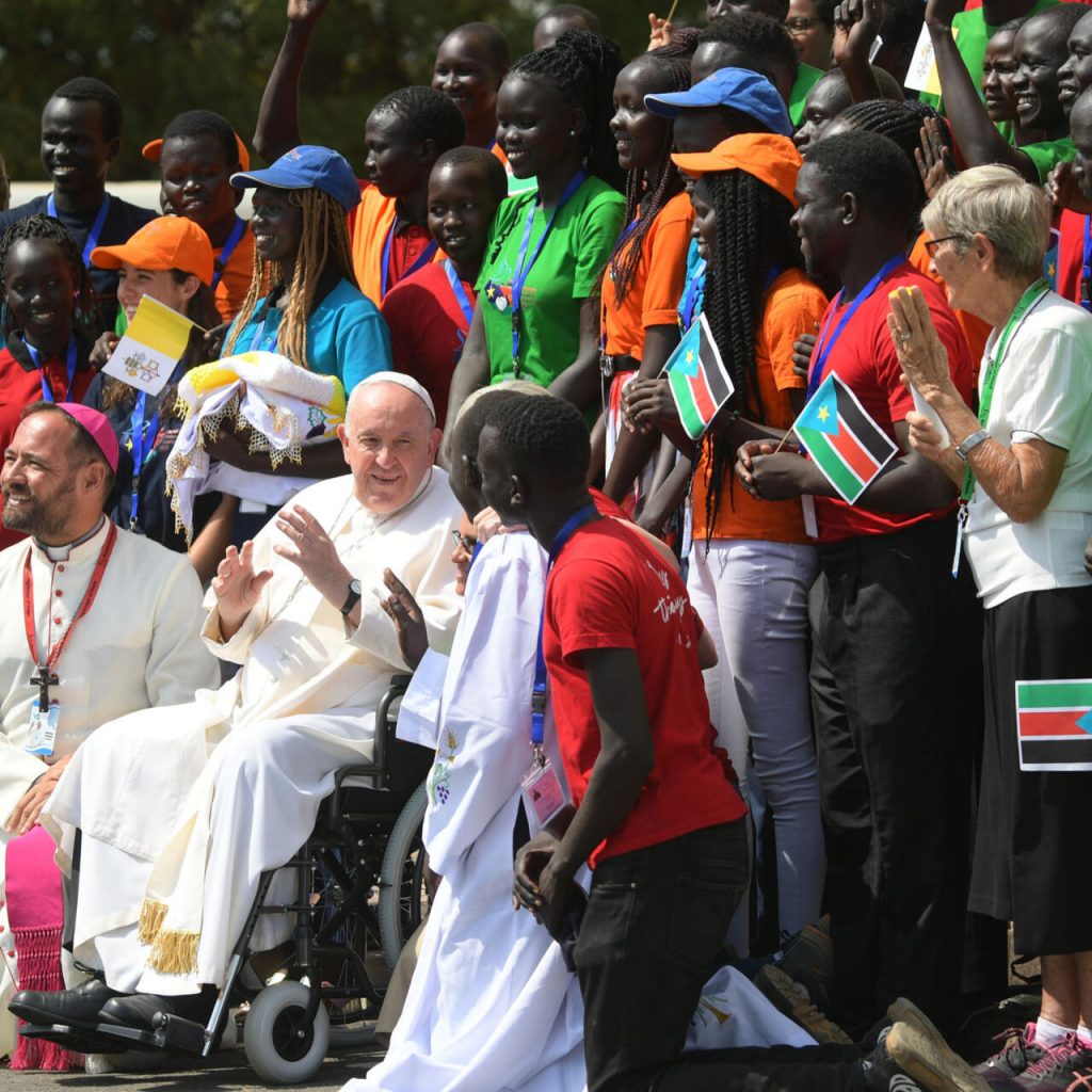 El papa Francisco (3º por la izda) habla con jóvenes tras una reunión con responsables religiosos en la catedral de Santa Teresa, en Juba, Sudán del Sur, el 4 de febrero de 2023. Foto: AFP.