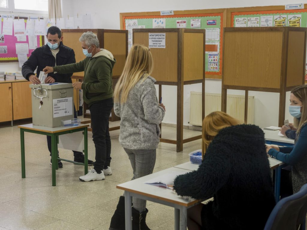 Un hombre deposita su voto en una urna en Pafos, Chipre, el 5 de febrero de 2023. Foto: AFP.