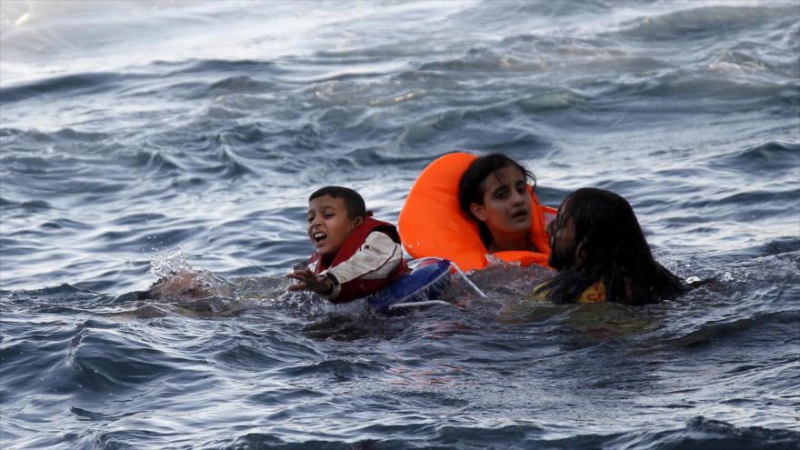 Refugiados caídos en el mar tras naufragar su barca frente a las costas griegas.Foto: AFP.
