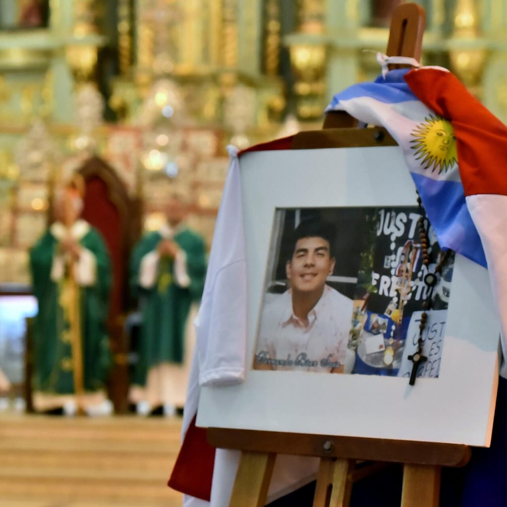 Vista de una foto del difunto Fernando Báez Sosa, el hijo de paraguayos de 18 años que fue asesinado a golpes en Argentina en 2020, durante una misa en su honor el 5 de febrero de 2023 en Asunción. Foto: AFP.