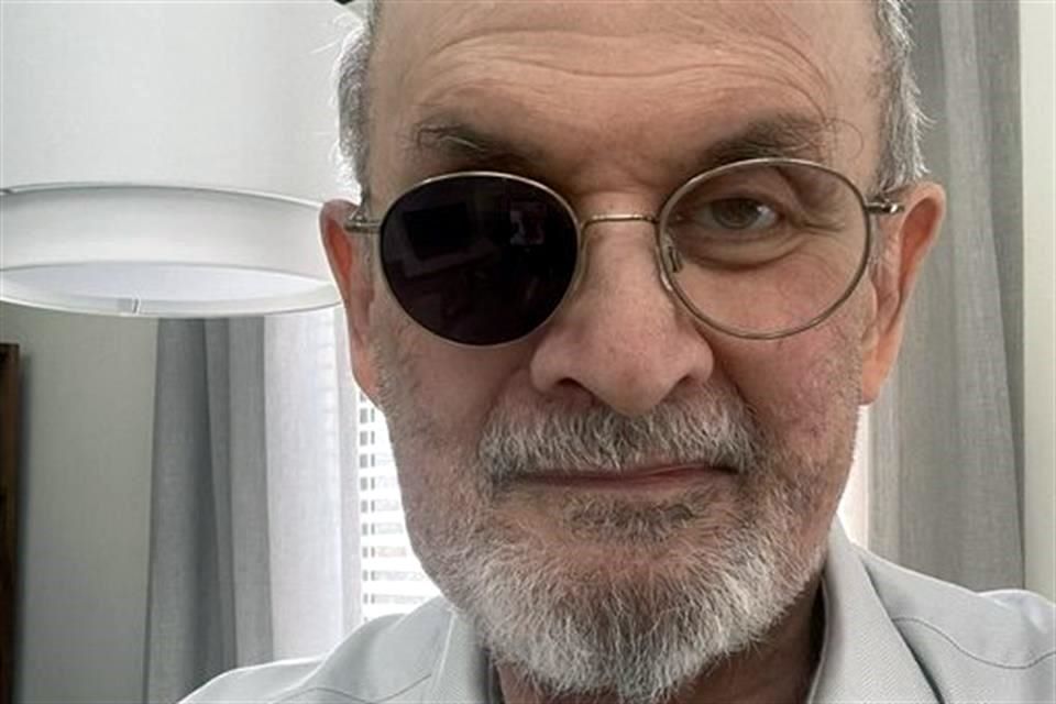 Rushdie perdió la vista de un ojo y el uso de una mano tras el ataque. Foto: Twitter.