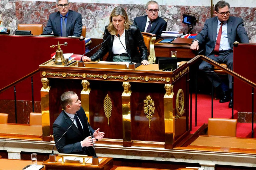 debate_en_parlamento_de_francia_sobre_reforma_pensiones.jpg