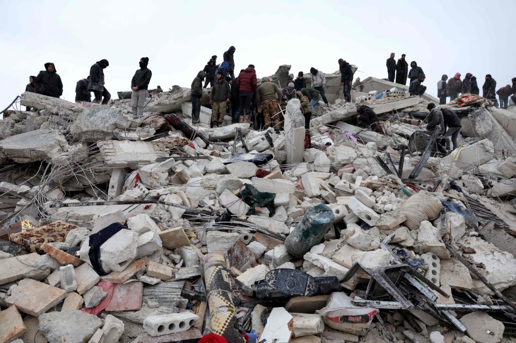 Aumentan a casi 2.600 los muertos en Turquía y Siria por los terremotos.