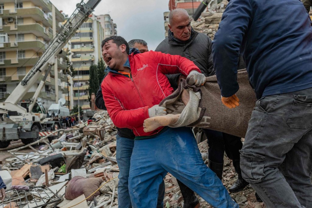 Al menos 3.800 personas fallecieron en el terremoto de magnitud 7,8 en la frontera entre Siria y Turquía.