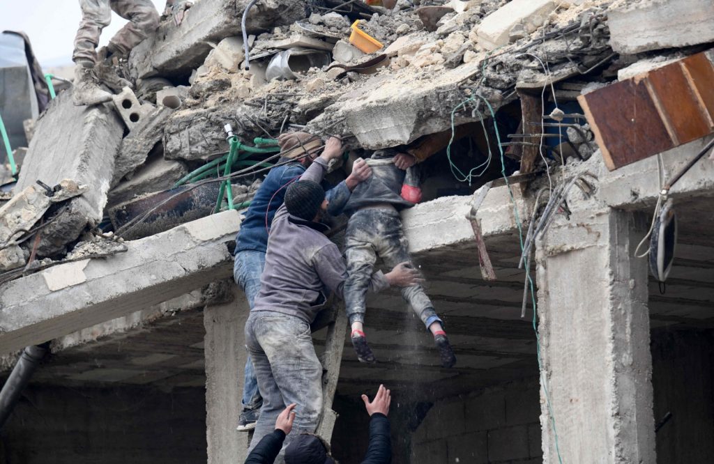 Ascienden a más de 3.800 muertos en Turquía y Siria por terremotos.
