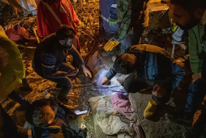 Rescatadas una madre y una niña tras 44 horas bajo los escombros.