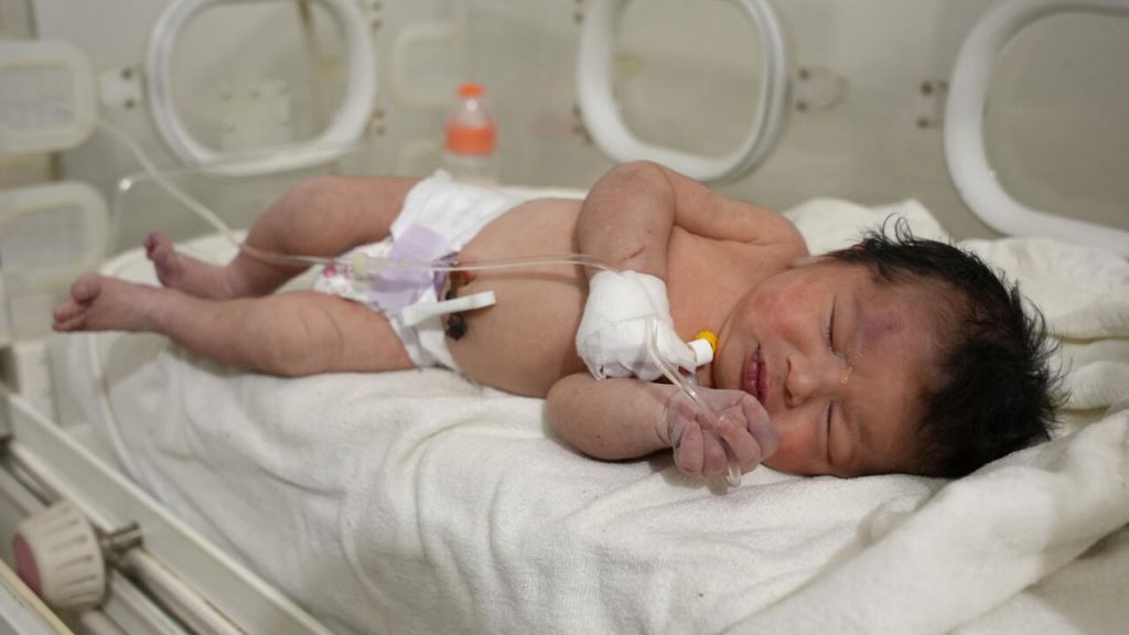 La recién nacida que fue hallada con vida todavía con el cordón umbilical unido a su madre fallecida entre los escombros de un edificio en la localidad siria de Jindires, el 7 de febrero de 2023. Foto: AFP.