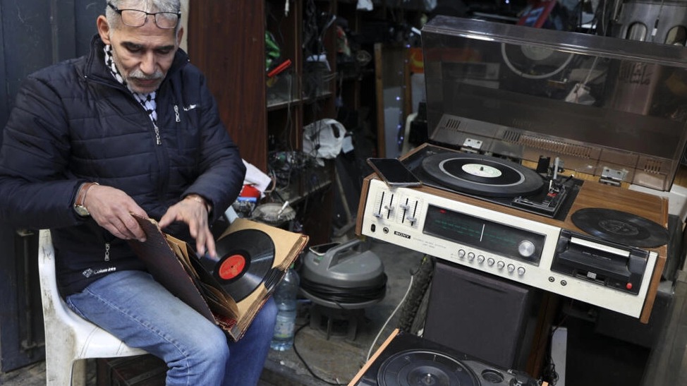 Jamal Hemmou, de 58 años, es el único reparador de tocadiscos de Cisjordania. Foto: AFP