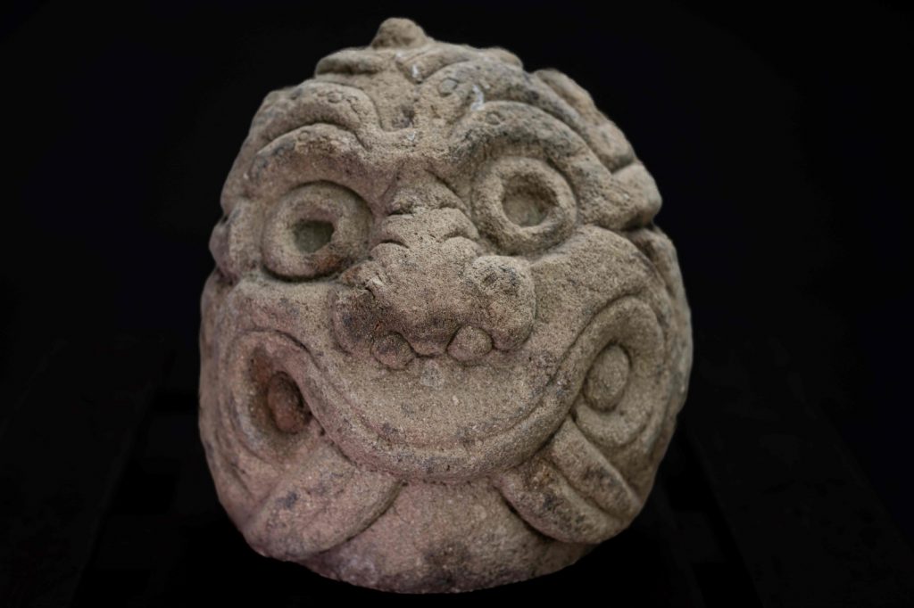 La cabeza de piedra tallada tiene unos 2.500 años de antigüedad. Foto: AFP