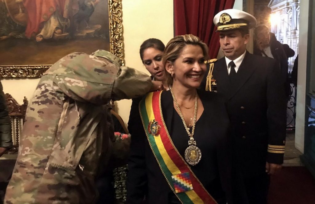 Un jefe militar impone la banda presidencial a Jeanine Áñez, minutos después de su proclamación, el 12 de noviembre de 2019. Foto: Óscar Ortiz