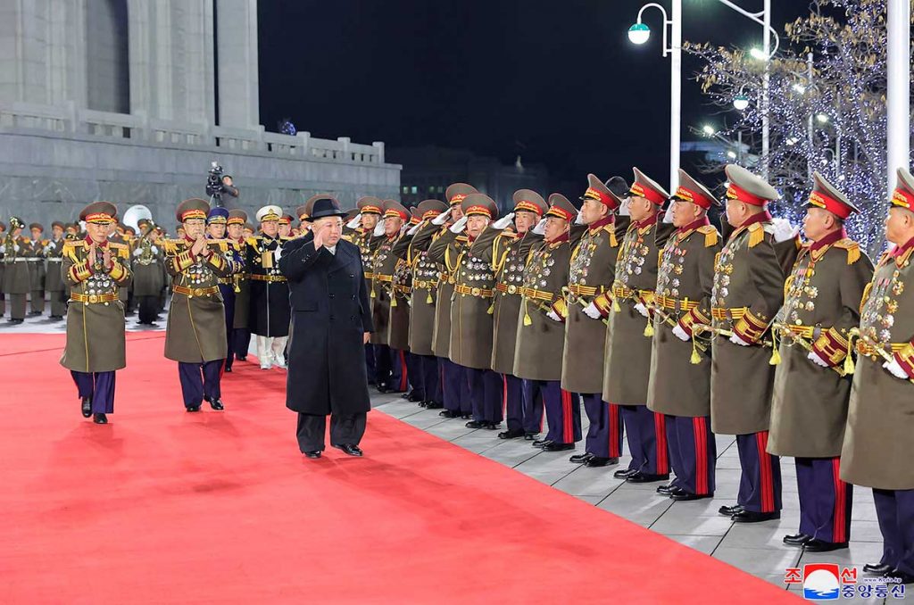 kim_jong_un_supervisa_gran_desfile_militar.jpg